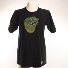 Alextravagant_T-Shirt-Chamaeleon-gelb-schwarz(M)_4 Upcycling T-Shirt aus Second Hand Merchandise mit Chamäleon Stempeldruck von Künstlerin Maren Daniels