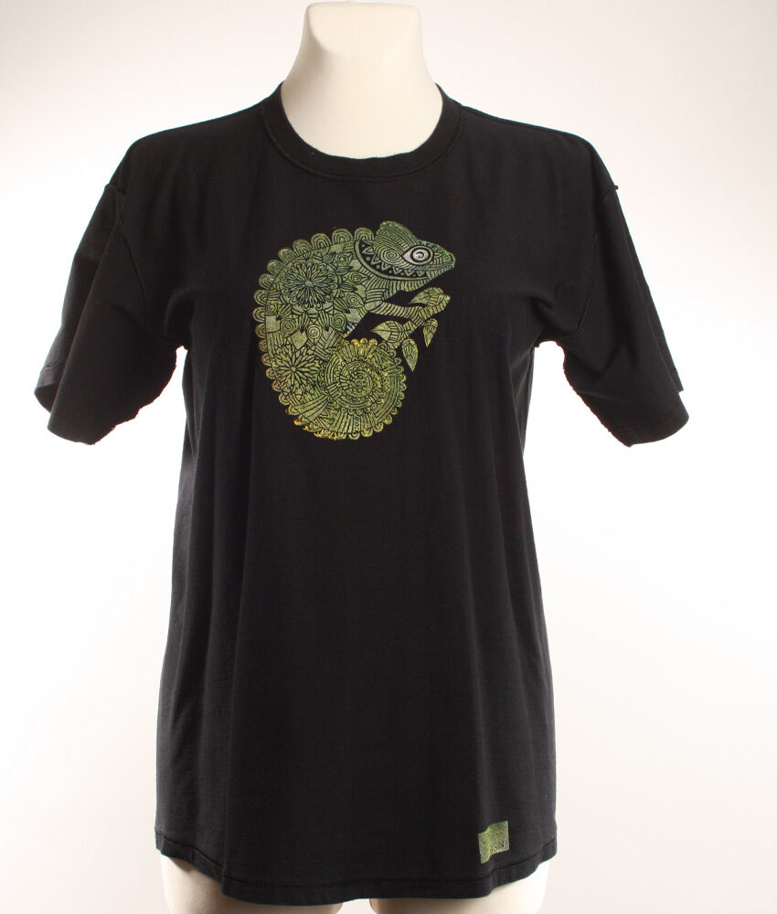 Upcycling T-Shirt aus Second Hand Merchandise mit Chamäleon Stempeldruck von Künstlerin Maren Daniels