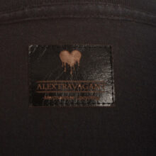 Alextravagant_T-Shirt-Chamaeleon-gelb-schwarz(M)_5 Upcycling T-Shirt aus Second Hand Merchandise mit Chamäleon Stempeldruck von Künstlerin Maren Daniels