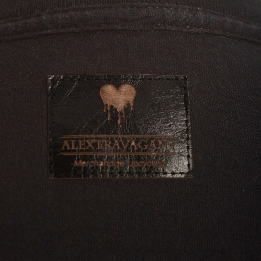 Alextravagant_T-Shirt-Chamaeleon-gelb-schwarz(M)_5 Upcycling T-Shirt aus Second Hand Merchandise mit Chamäleon Stempeldruck von Künstlerin Maren Daniels