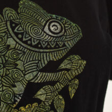 Alextravagant_T-Shirt-Chamaeleon-gelb-schwarz(M)_6 Upcycling T-Shirt aus Second Hand Merchandise mit Chamäleon Stempeldruck von Künstlerin Maren Daniels