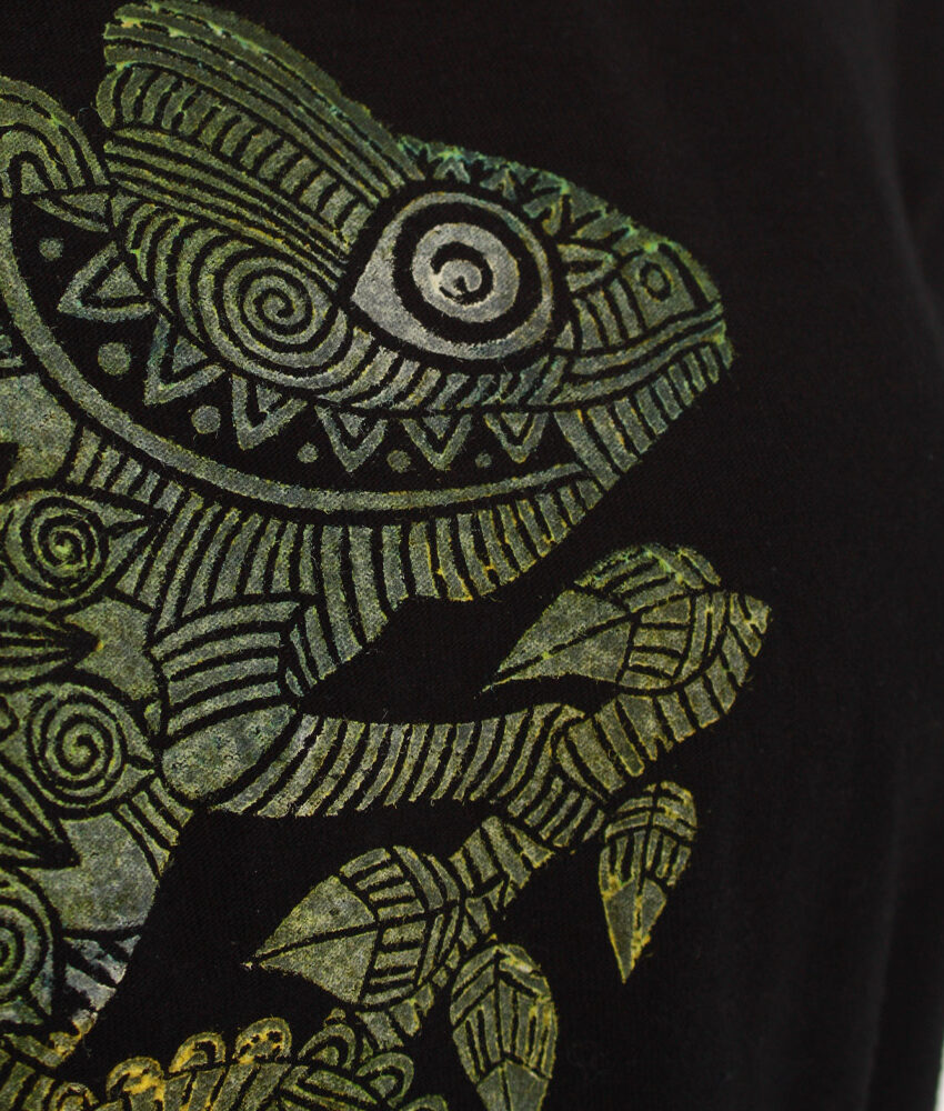 Upcycling T-Shirt aus Second Hand Merchandise mit Chamäleon Stempeldruck von Künstlerin Maren Daniels