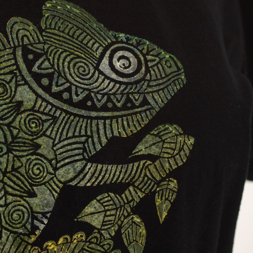 Alextravagant_T-Shirt-Chamaeleon-gelb-schwarz(M)_6 Upcycling T-Shirt aus Second Hand Merchandise mit Chamäleon Stempeldruck von Künstlerin Maren Daniels