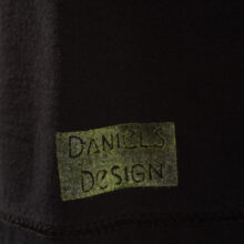 Alextravagant_T-Shirt-Chamaeleon-gelb-schwarz(M)_7 Upcycling T-Shirt aus Second Hand Merchandise mit Chamäleon Stempeldruck von Künstlerin Maren Daniels