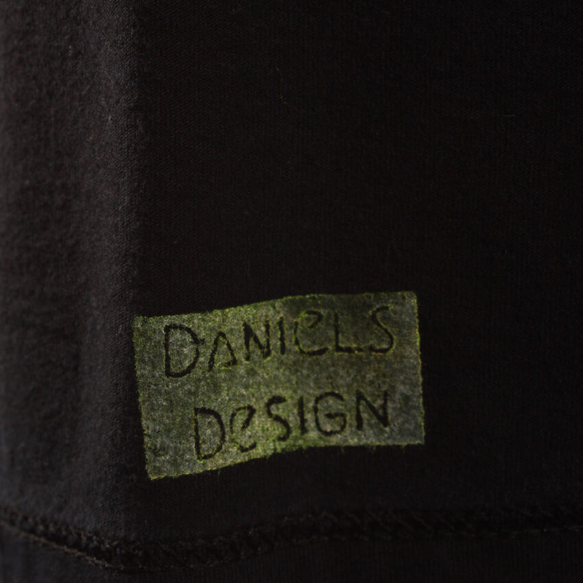 Alextravagant_T-Shirt-Chamaeleon-gelb-schwarz(M)_7 Upcycling T-Shirt aus Second Hand Merchandise mit Chamäleon Stempeldruck von Künstlerin Maren Daniels