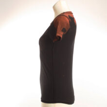 Alextravagant_T-Shirt-Chamaeleon-maronenbraun-gold-schwarz_4 Upcycling T-Shirt aus Second Hand Merchandise mit Chamäleon Stempeldruck von Künstlerin Maren Daniels