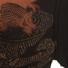 Alextravagant_T-Shirt-Chamaeleon-maronenbraun-gold-schwarz_5 Upcycling T-Shirt aus Second Hand Merchandise mit Chamäleon Stempeldruck von Künstlerin Maren Daniels