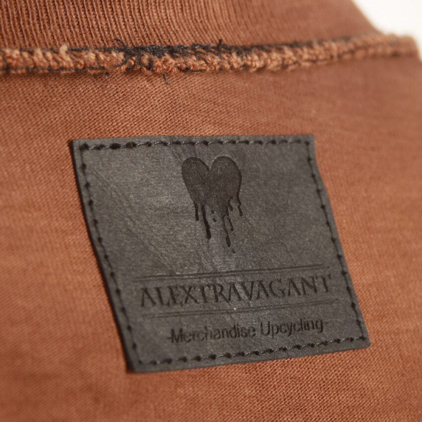 Alextravagant_T-Shirt-Chamaeleon-maronenbraun-gold-schwarz_6 Upcycling T-Shirt aus Second Hand Merchandise mit Chamäleon Stempeldruck von Künstlerin Maren Daniels