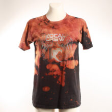 Upcycling T-Shirt aus Second Hand Merchandise mit Erdmännchen Stempeldruck von Künstlerin Maren Daniels