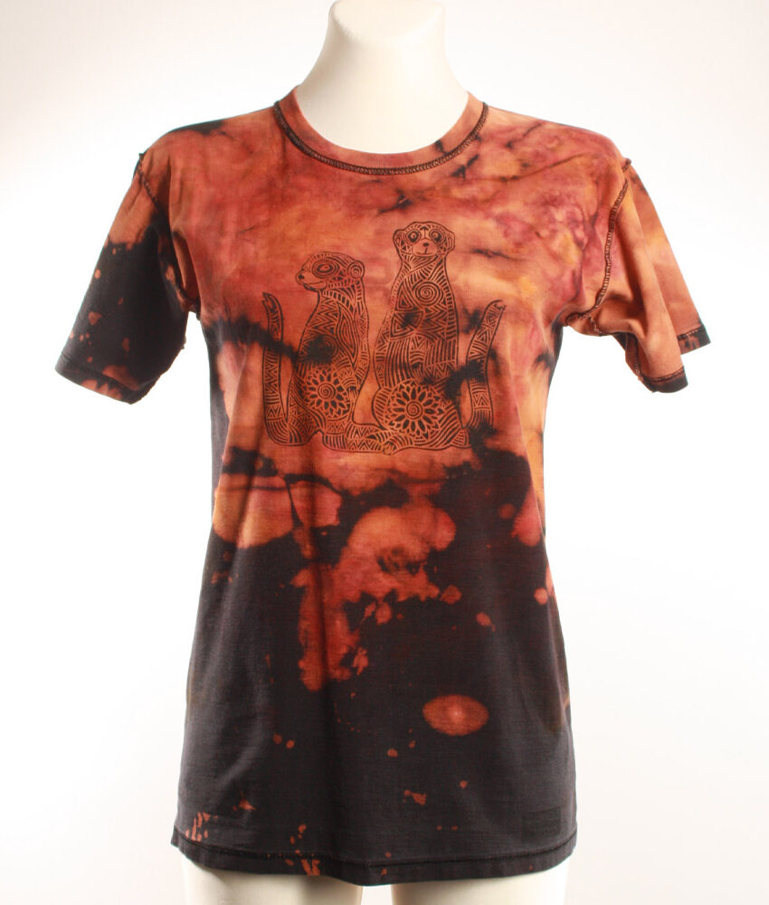 Upcycling T-Shirt aus Second Hand Merchandise mit Erdmännchen Stempeldruck von Künstlerin Maren Daniels