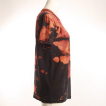 Upcycling T-Shirt aus Second Hand Merchandise mit Erdmännchen Stempeldruck von Künstlerin Maren Daniels