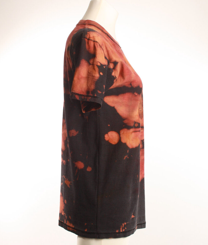 Upcycling T-Shirt aus Second Hand Merchandise mit Erdmännchen Stempeldruck von Künstlerin Maren Daniels