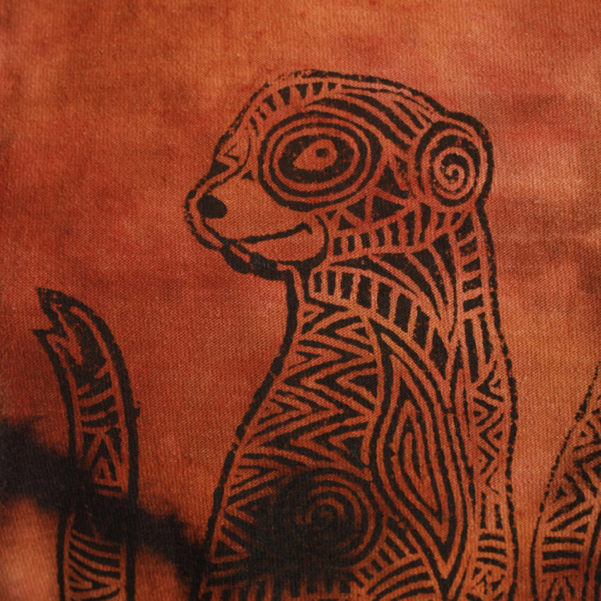 Upcycling T-Shirt aus Second Hand Merchandise mit Erdmännchen Stempeldruck von Künstlerin Maren Daniels