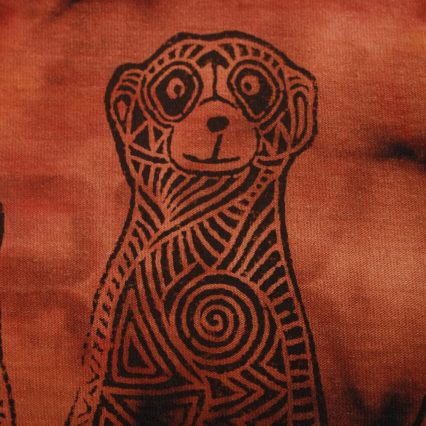 Upcycling T-Shirt aus Second Hand Merchandise mit Erdmännchen Stempeldruck von Künstlerin Maren Daniels