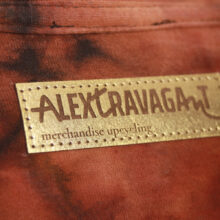 Upcycling T-Shirt aus Second Hand Merchandise mit Erdmännchen Stempeldruck von Künstlerin Maren Daniels