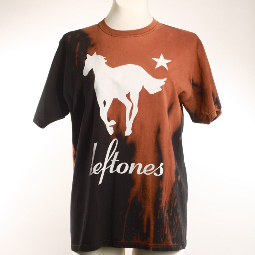 Alextravagant_T-Shirt-Faultier-terra-schwarz_1 Upcycling T-Shirt aus Second Hand Merchandise mit Faultier Stempeldruck von Künstlerin Maren Daniels