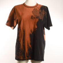 Alextravagant_T-Shirt-Faultier-terra-schwarz_3 Upcycling T-Shirt aus Second Hand Merchandise mit Faultier Stempeldruck von Künstlerin Maren Daniels