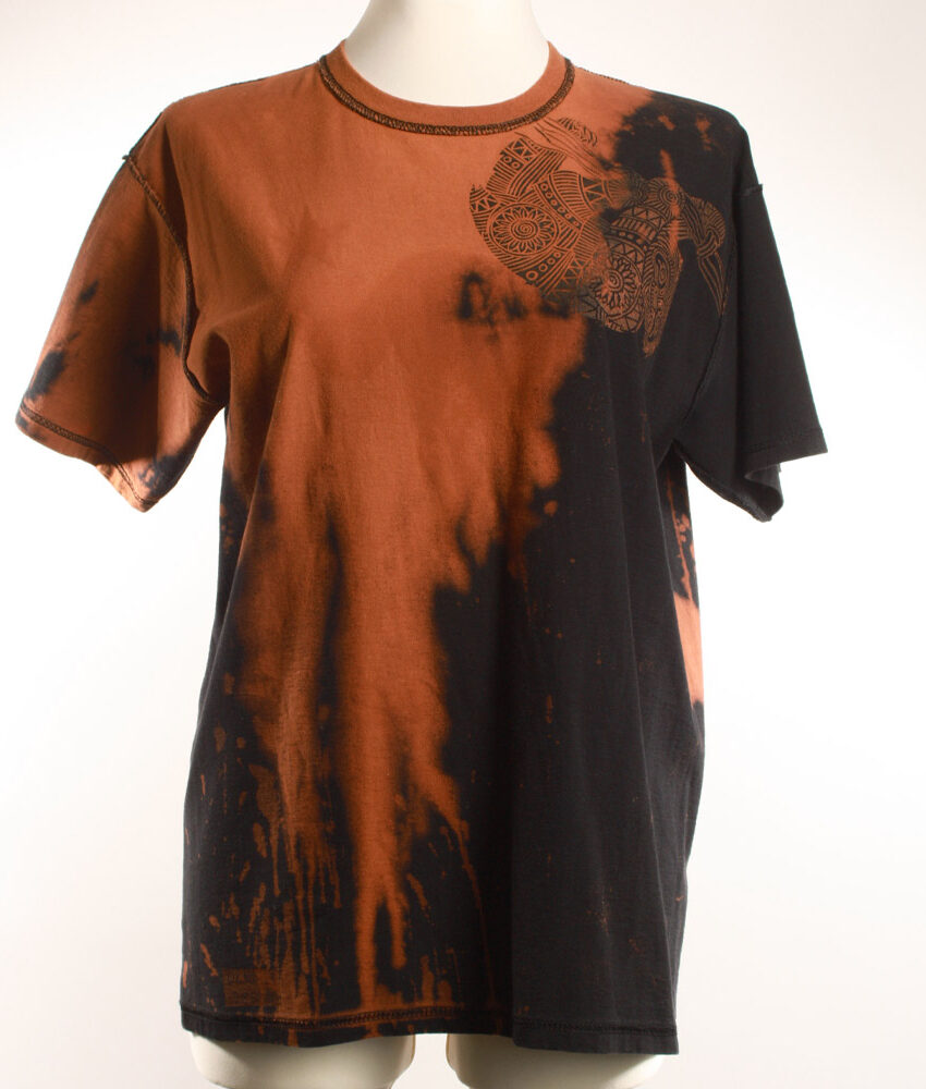 Upcycling T-Shirt aus Second Hand Merchandise mit Faultier Stempeldruck von Künstlerin Maren Daniels