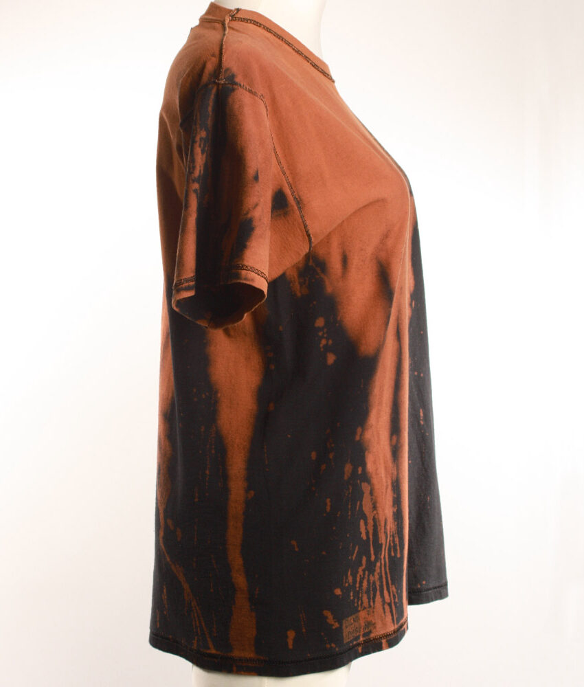 Upcycling T-Shirt aus Second Hand Merchandise mit Faultier Stempeldruck von Künstlerin Maren Daniels