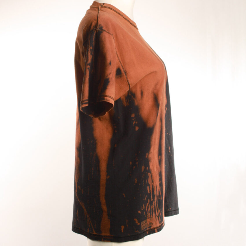 Alextravagant_T-Shirt-Faultier-terra-schwarz_4 Upcycling T-Shirt aus Second Hand Merchandise mit Faultier Stempeldruck von Künstlerin Maren Daniels