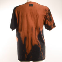 Alextravagant_T-Shirt-Faultier-terra-schwarz_5 Upcycling T-Shirt aus Second Hand Merchandise mit Faultier Stempeldruck von Künstlerin Maren Daniels