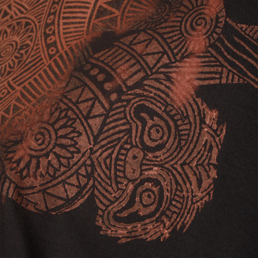 Alextravagant_T-Shirt-Faultier-terra-schwarz_6 Upcycling T-Shirt aus Second Hand Merchandise mit Faultier Stempeldruck von Künstlerin Maren Daniels