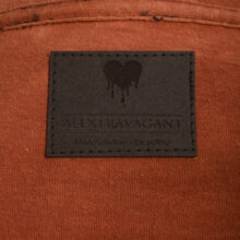 Alextravagant_T-Shirt-Faultier-terra-schwarz_7 Upcycling T-Shirt aus Second Hand Merchandise mit Faultier Stempeldruck von Künstlerin Maren Daniels