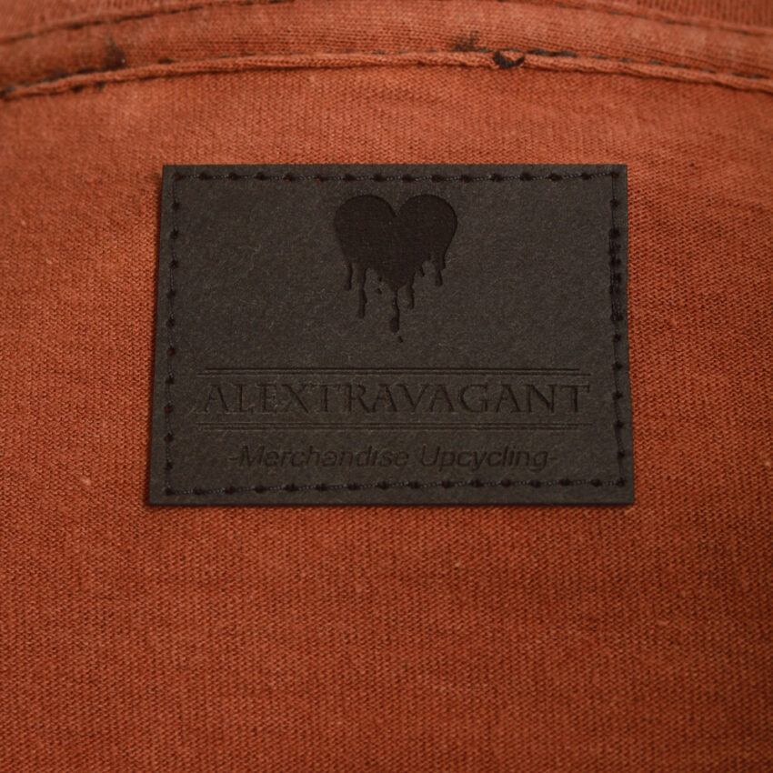 Alextravagant_T-Shirt-Faultier-terra-schwarz_7 Upcycling T-Shirt aus Second Hand Merchandise mit Faultier Stempeldruck von Künstlerin Maren Daniels