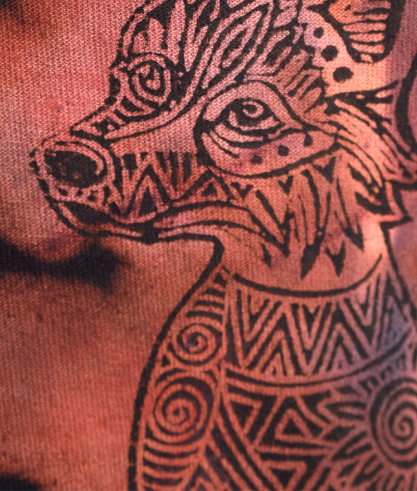 Upcycling T-Shirt aus Second Hand Merchandise mit Fuchs Stempeldruck von Künstlerin Maren Daniels