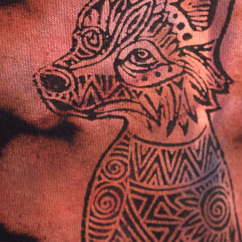 Upcycling T-Shirt aus Second Hand Merchandise mit Fuchs Stempeldruck von Künstlerin Maren Daniels