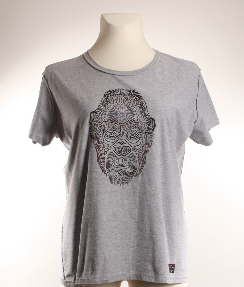 Upcycling T-Shirt aus Second Hand Merchandise mit Gorilla Stempeldruck von Künstlerin Maren Daniels