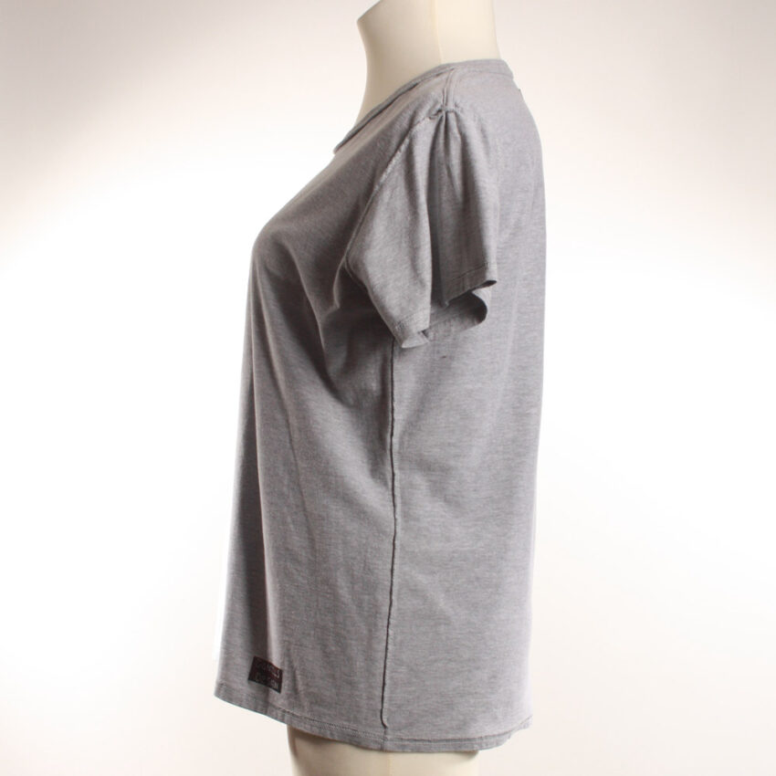 Alextravagant_T-Shirt-Gorilla-aubergine-black-grey-melange_4 Upcycling T-Shirt aus Second Hand Merchandise mit Gorilla Stempeldruck von Künstlerin Maren Daniels