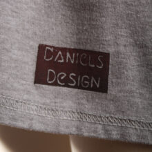 Alextravagant_T-Shirt-Gorilla-aubergine-black-grey-melange_6 Upcycling T-Shirt aus Second Hand Merchandise mit Gorilla Stempeldruck von Künstlerin Maren Daniels