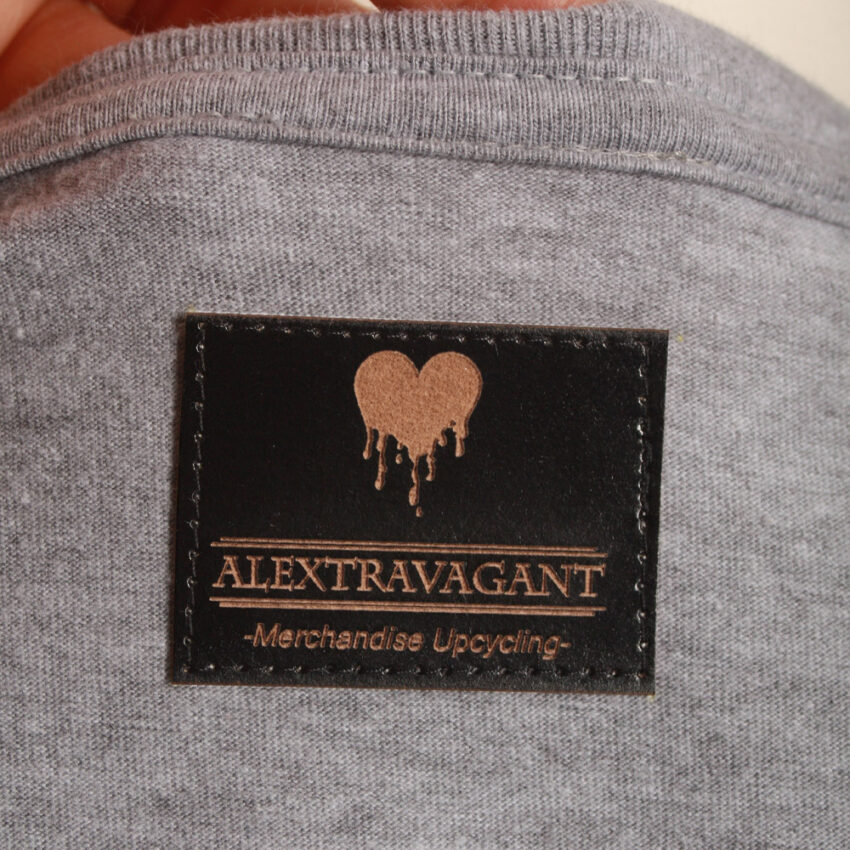 Alextravagant_T-Shirt-Gorilla-aubergine-black-grey-melange_7 Upcycling T-Shirt aus Second Hand Merchandise mit Gorilla Stempeldruck von Künstlerin Maren Daniels