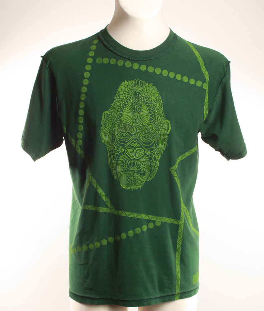 Upcycling T-Shirt aus Second Hand Merchandise mit Gorilla Stempeldruck von Künstlerin Maren Daniels