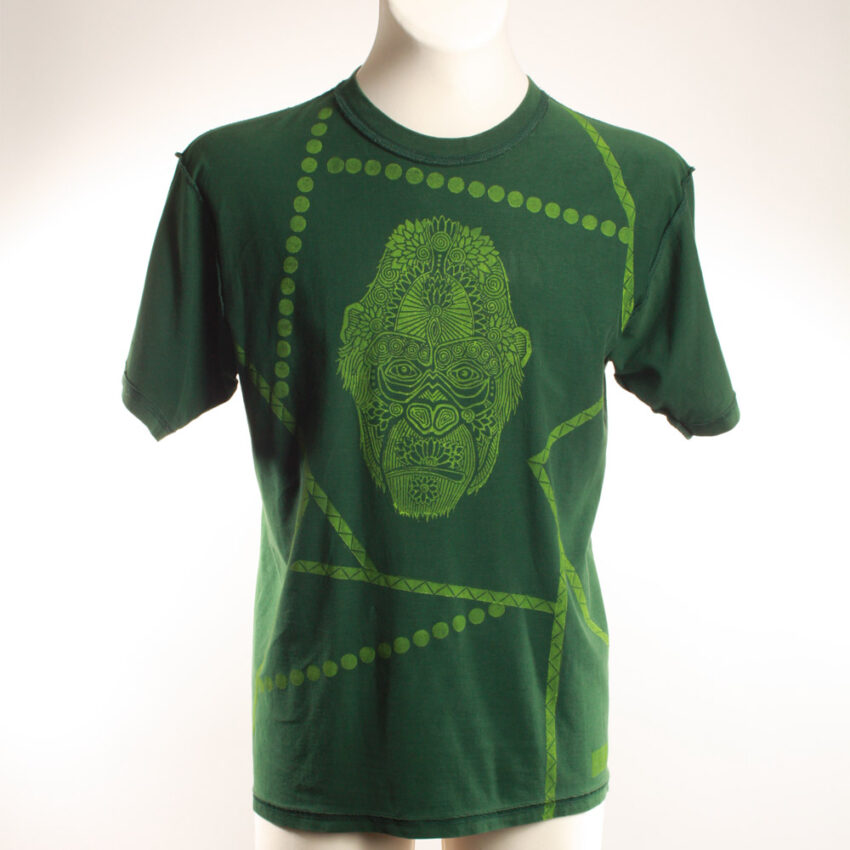 Upcycling T-Shirt aus Second Hand Merchandise mit Gorilla Stempeldruck von Künstlerin Maren Daniels