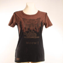 Alextravagant_T-Shirt-Katze-Meow-maronenbraun-gold-schwarz_1 Upcycling T-Shirt aus Second Hand Merchandise mit Katzen Stempeldruck von Künstlerin Maren Daniels
