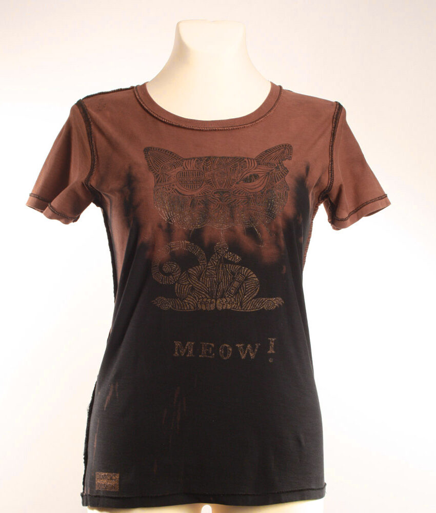 Upcycling T-Shirt aus Second Hand Merchandise mit Katzen Stempeldruck von Künstlerin Maren Daniels
