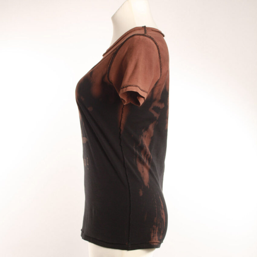 Alextravagant_T-Shirt-Katze-Meow-maronenbraun-gold-schwarz_2 Upcycling T-Shirt aus Second Hand Merchandise mit Katzen Stempeldruck von Künstlerin Maren Daniels