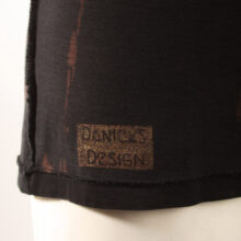 Alextravagant_T-Shirt-Katze-Meow-maronenbraun-gold-schwarz_4 Upcycling T-Shirt aus Second Hand Merchandise mit Katzen Stempeldruck von Künstlerin Maren Daniels