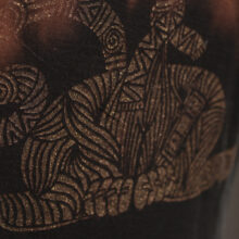 Alextravagant_T-Shirt-Katze-Meow-maronenbraun-gold-schwarz_6 Upcycling T-Shirt aus Second Hand Merchandise mit Katzen Stempeldruck von Künstlerin Maren Daniels