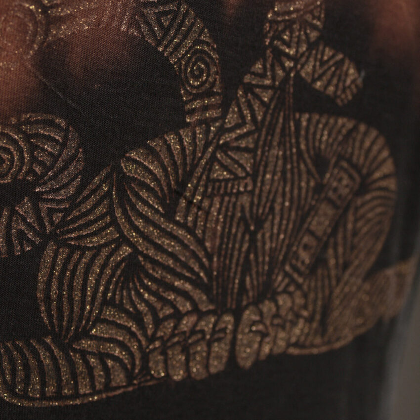 Alextravagant_T-Shirt-Katze-Meow-maronenbraun-gold-schwarz_6 Upcycling T-Shirt aus Second Hand Merchandise mit Katzen Stempeldruck von Künstlerin Maren Daniels