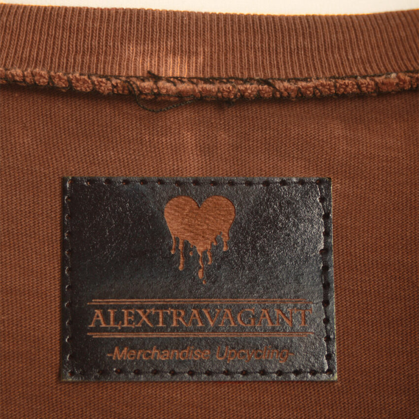 Alextravagant_T-Shirt-Katze-Meow-maronenbraun-gold-schwarz_7 Upcycling T-Shirt aus Second Hand Merchandise mit Katzen Stempeldruck von Künstlerin Maren Daniels