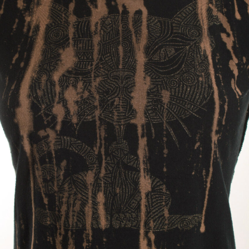 Alextravagant_T-Shirt-Katze-Meow-nougatbraun-gold-schwarz_4 Upcycling T-Shirt aus Second Hand Merchandise mit Katzen Stempeldruck von Künstlerin Maren Daniels