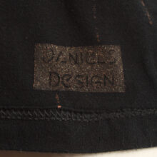 Alextravagant_T-Shirt-Katze-Meow-nougatbraun-gold-schwarz_5 Upcycling T-Shirt aus Second Hand Merchandise mit Katzen Stempeldruck von Künstlerin Maren Daniels