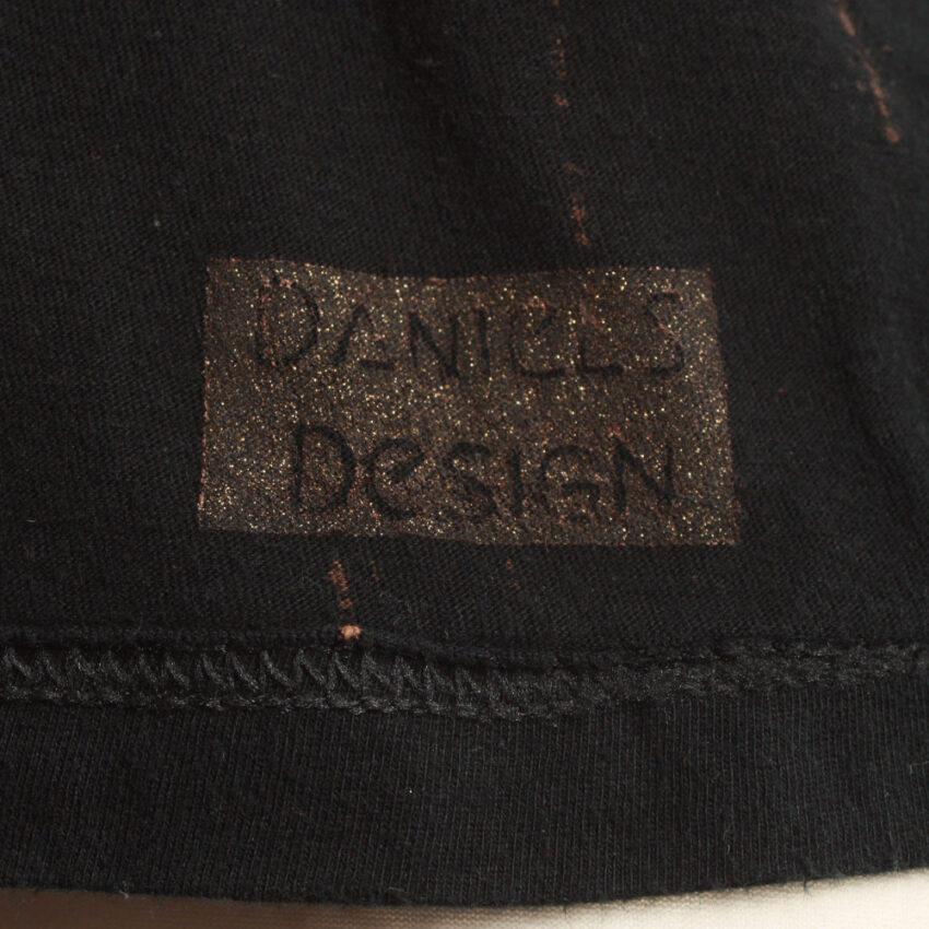 Alextravagant_T-Shirt-Katze-Meow-nougatbraun-gold-schwarz_5 Upcycling T-Shirt aus Second Hand Merchandise mit Katzen Stempeldruck von Künstlerin Maren Daniels