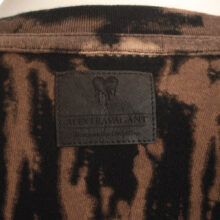 Alextravagant_T-Shirt-Katze-Meow-nougatbraun-gold-schwarz_6 Upcycling T-Shirt aus Second Hand Merchandise mit Katzen Stempeldruck von Künstlerin Maren Daniels