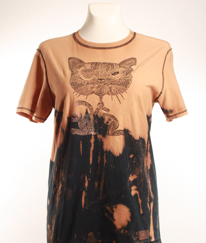 Upcycling T-Shirt aus Second Hand Merchandise mit Katzen Stempeldruck von Künstlerin Maren Daniels