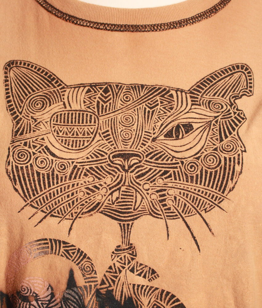 Upcycling T-Shirt aus Second Hand Merchandise mit Katzen Stempeldruck von Künstlerin Maren Daniels
