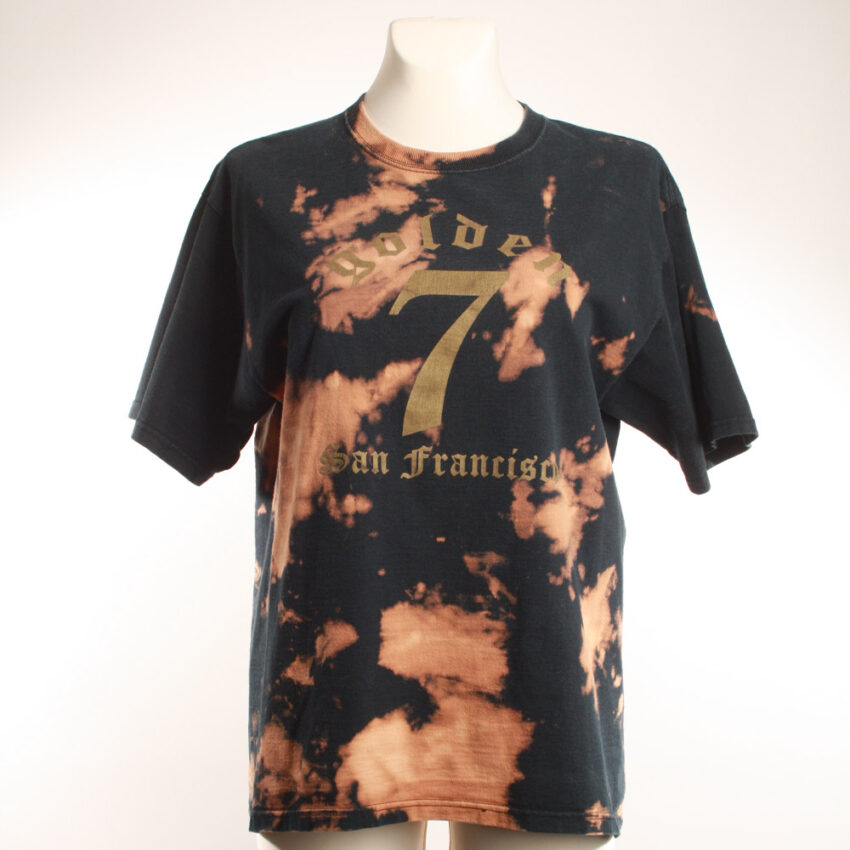 Upcycling T-Shirt aus Second Hand Merchandise mit Lebensbaum Stempeldruck von Künstlerin Maren Daniels